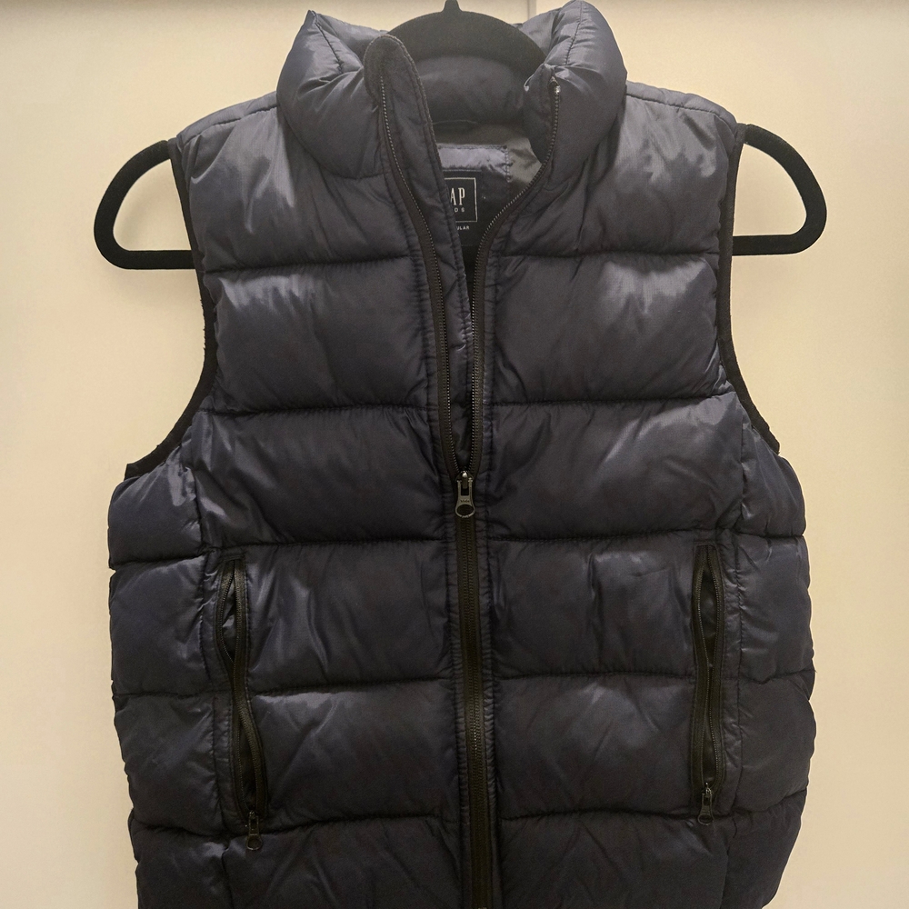 GAP Puffer Vest in Dark Gray